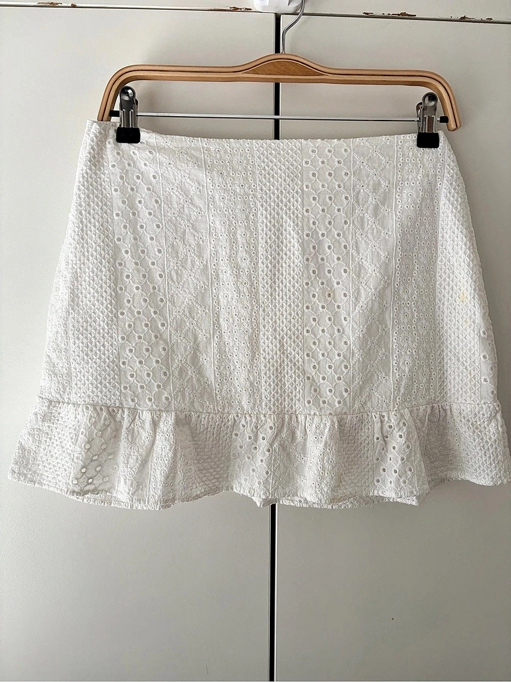 KiriouS Eyelet Ruffle Mini Skirt in White Size Medium